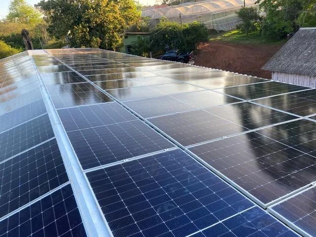 Instalação solar executada pela GERA em uma propriedade rural
